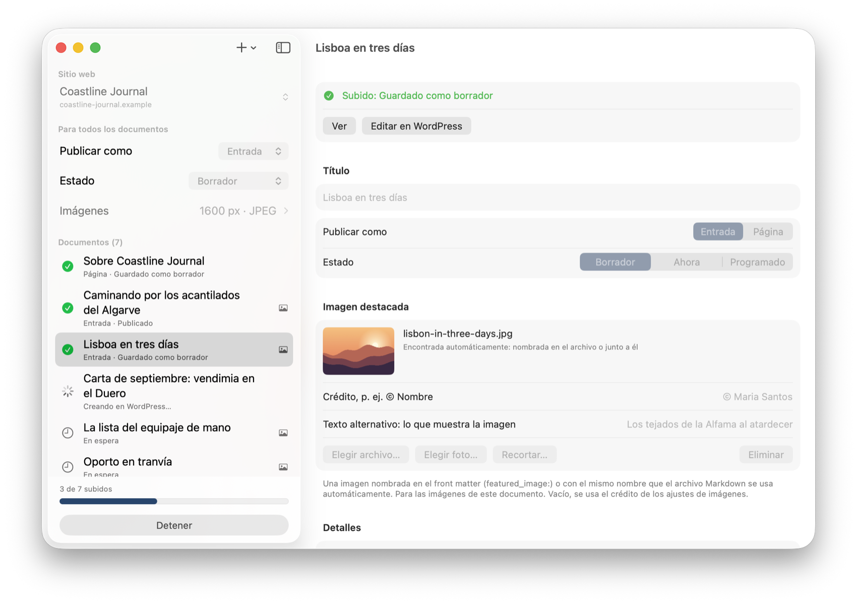 Una subida en curso: tres de siete documentos listos, uno creándose en WordPress, el resto en espera.
